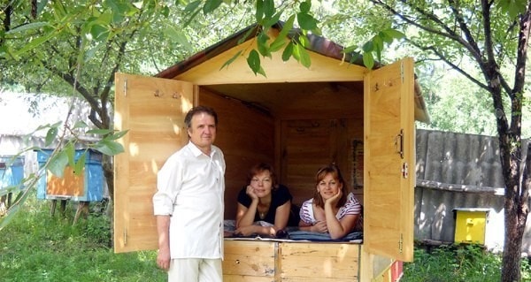 example of bed above the beehives